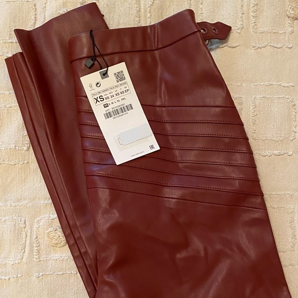 Gorgeous pristine Zara Faux Leather pants, XS (zipper needs to be fixed) - Picture 3 of 10